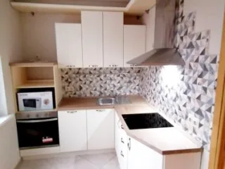 Белая мебель для кухни в съемную квартиру