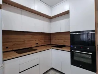 Кухня в пластике с антресолью под потолок белая