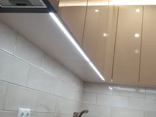 Установка подсветки на кухонной меебели