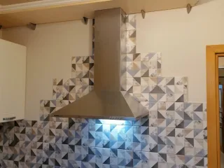 Вытяжка с карнизом на эконом кухне