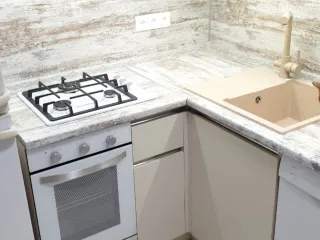 Маленькая бежевая кухня угловая для хрущевки