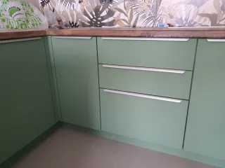 Кухня с накладными ручками