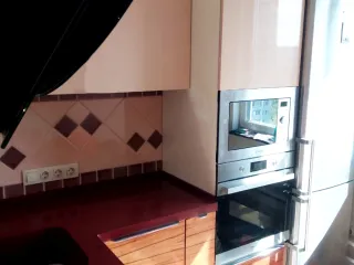 Пластиковые фасады полосатого древесного цвета