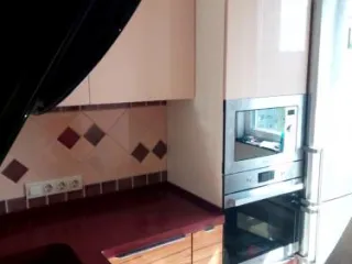 Мебель кухонная с бордовой столешницей