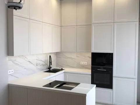 Кухня в неоклассическом стиле под потолок без ручек с полуостровом