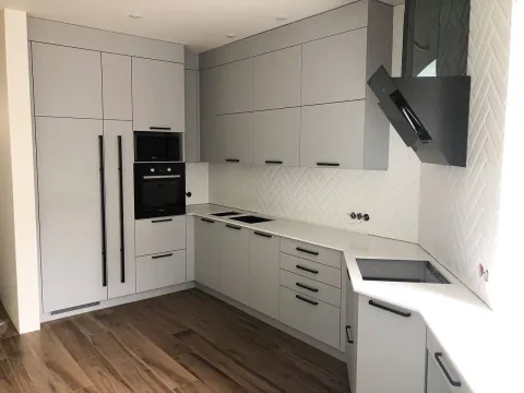 Кухня на заказ трапецевидной формы