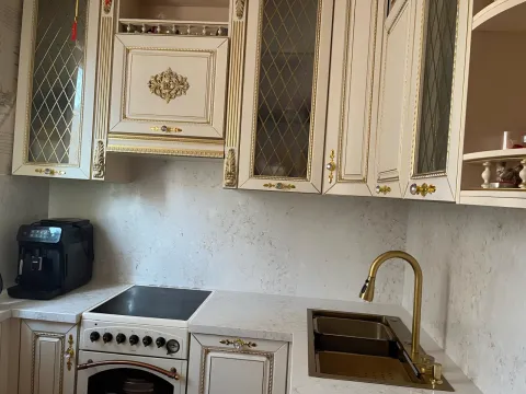 Кухня на заказ в эмали с золотой патиной