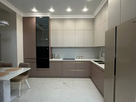 Кухня под потолок из пластика с интегрированными золотыми ручками