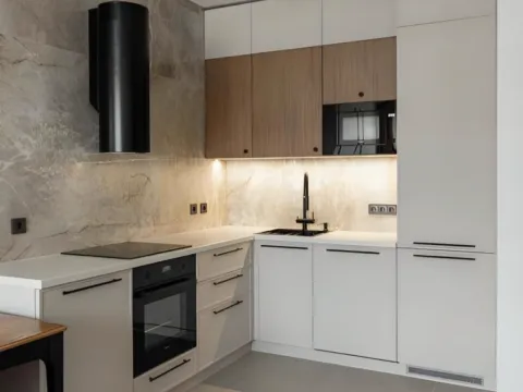Угловая кухня под потолок на заказ недорогая