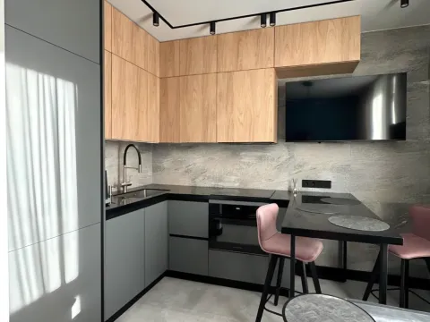 Кухонный гарнитур с телевизором на заказ под потолок Egger и ПВХ