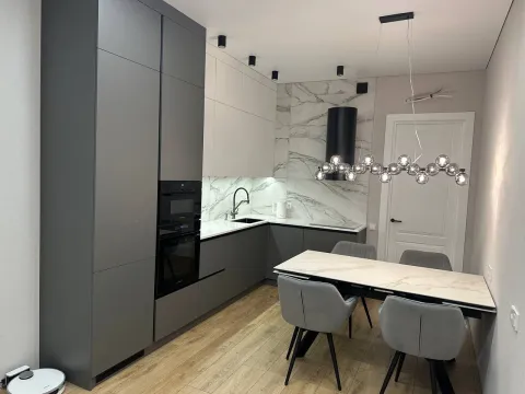 Серая кухня на заказ с круглой вытяжкой
