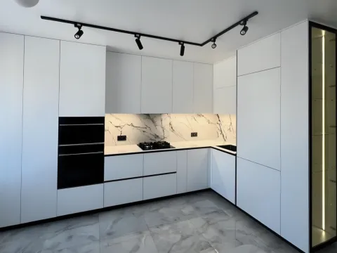 Кухня из белого матового пластика на заказ