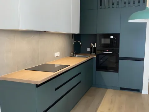 Кухня из МДФ зеленая на заказ со спрятанным кондиционером