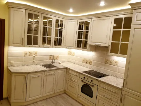 Кухня в эмали с зеркальными витринами