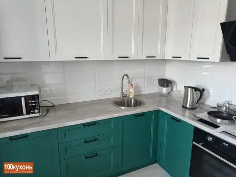 Кухня с изумрудными и белыми фасадами