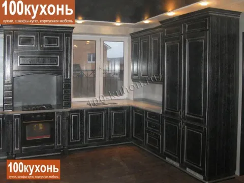Черная кухня с патиной