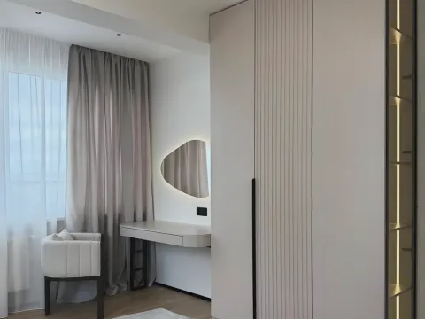 Красивый шкаф с витриной и дамским столиком