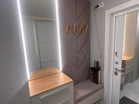 Зона прихожей для уличной одежды с сидушкой и крючками
