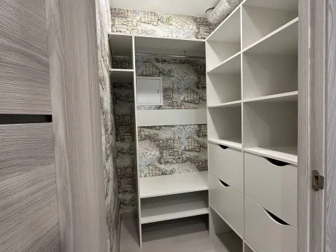Белая гардеробная из ЛДСП