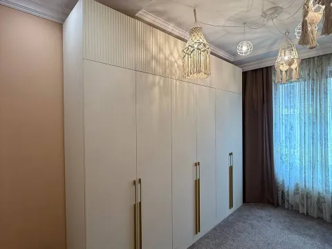 Современный шкаф цвета крем- брюле
