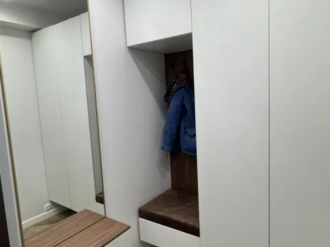 Белый комплект мебели в прихожую из подвесного шкафа и тумбы
