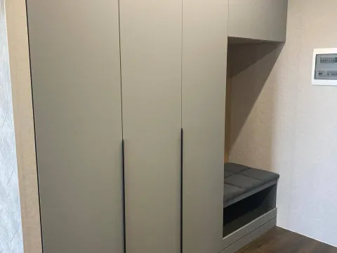 Серый шкаф в прихожую с сидушкой