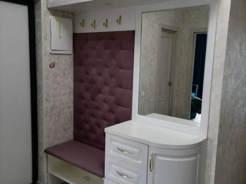 Прихожая в классическом стиле с белыми фасадами