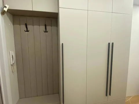 Бежевый распашной шкаф в прихожую