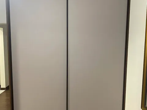 Шкаф купе с тонким профилем черного цвета с бархатистыми фасадами черного цвета