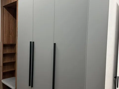 Серый шкаф в прихожую с сидушкой